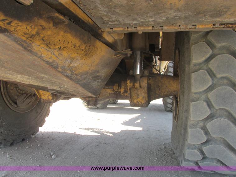 image for item A8856 1998 Caterpillar D350E haul truck
