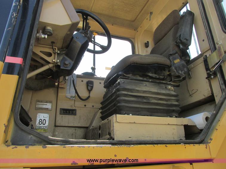 image for item A8856 1998 Caterpillar D350E haul truck