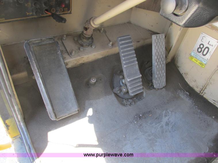 image for item A8856 1998 Caterpillar D350E haul truck