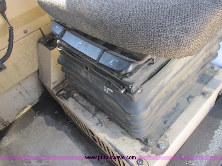 image for item A8856 1998 Caterpillar D350E haul truck