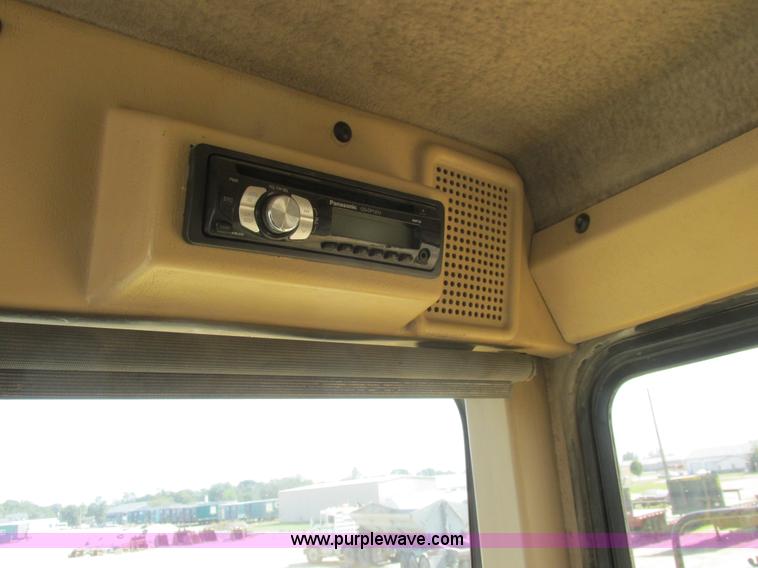 image for item A8856 1998 Caterpillar D350E haul truck