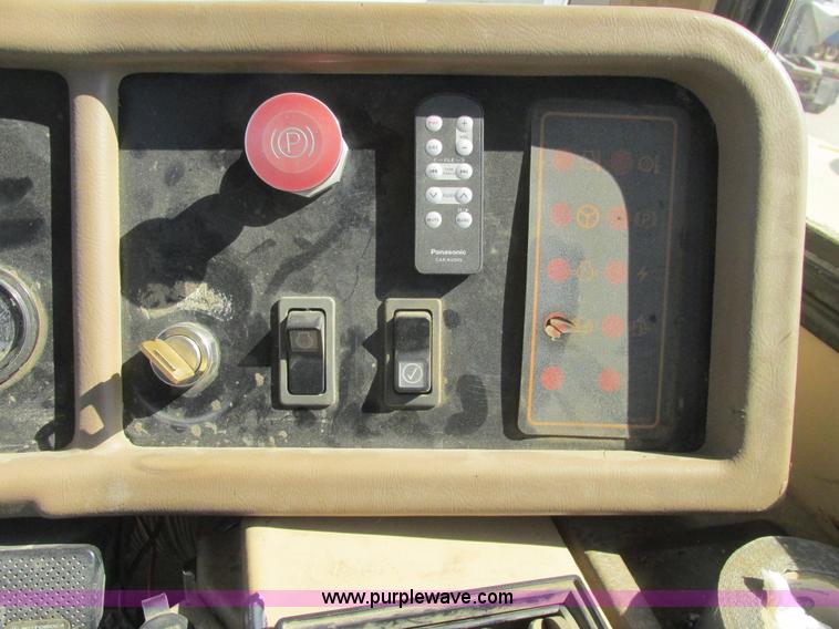 image for item A8856 1998 Caterpillar D350E haul truck