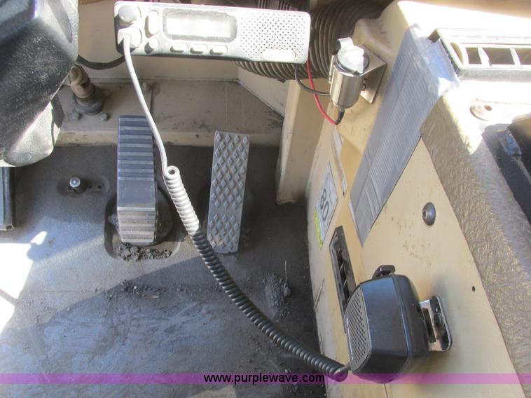 image for item A8856 1998 Caterpillar D350E haul truck