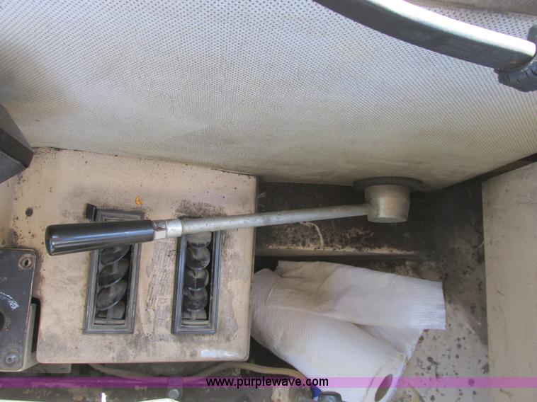 image for item A8856 1998 Caterpillar D350E haul truck