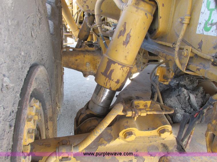 image for item A8856 1998 Caterpillar D350E haul truck