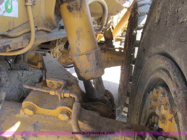 image for item A8856 1998 Caterpillar D350E haul truck