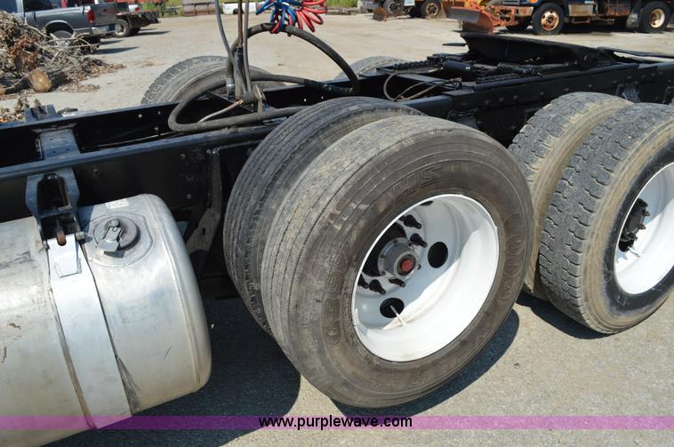 image for item AX9405 1989 Peterbilt 379 semi truck