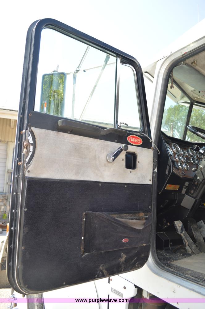 image for item AX9405 1989 Peterbilt 379 semi truck