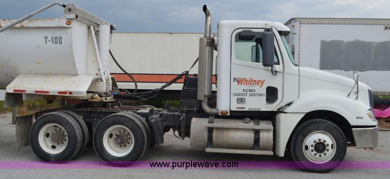 image for item AX9422 2007 Freightliner Columbia semi truck