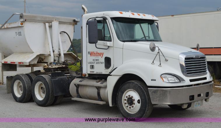 image for item AX9422 2007 Freightliner Columbia semi truck