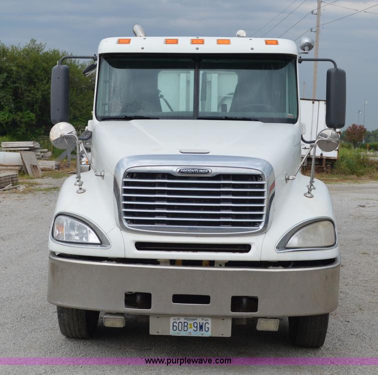 image for item AX9422 2007 Freightliner Columbia semi truck