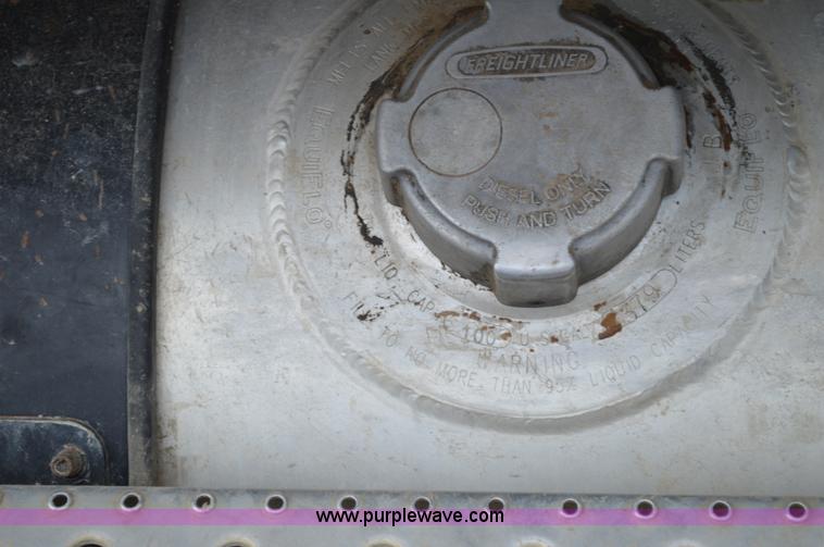 image for item AX9422 2007 Freightliner Columbia semi truck