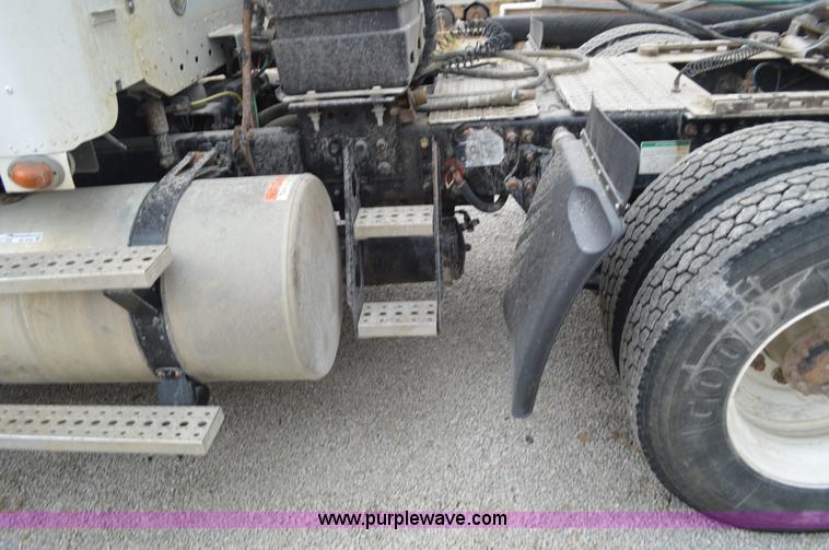 image for item AX9422 2007 Freightliner Columbia semi truck