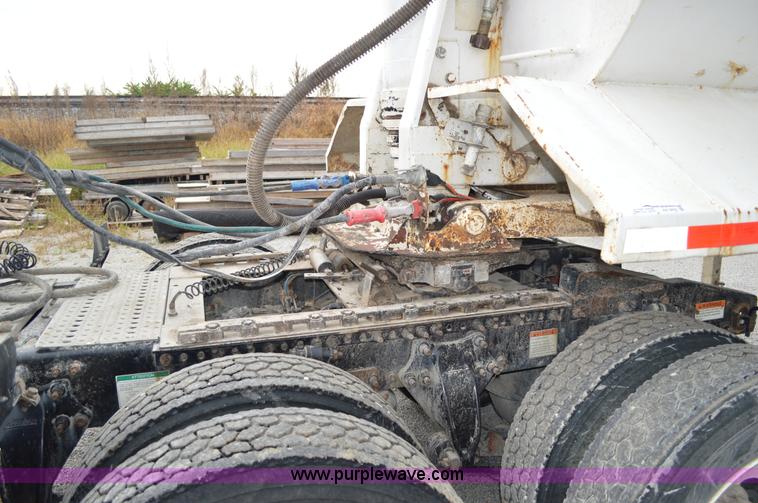 image for item AX9422 2007 Freightliner Columbia semi truck