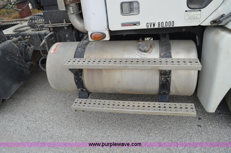 image for item AX9422 2007 Freightliner Columbia semi truck