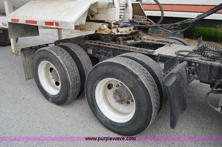 image for item AX9422 2007 Freightliner Columbia semi truck