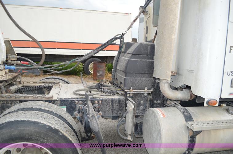 image for item AX9422 2007 Freightliner Columbia semi truck