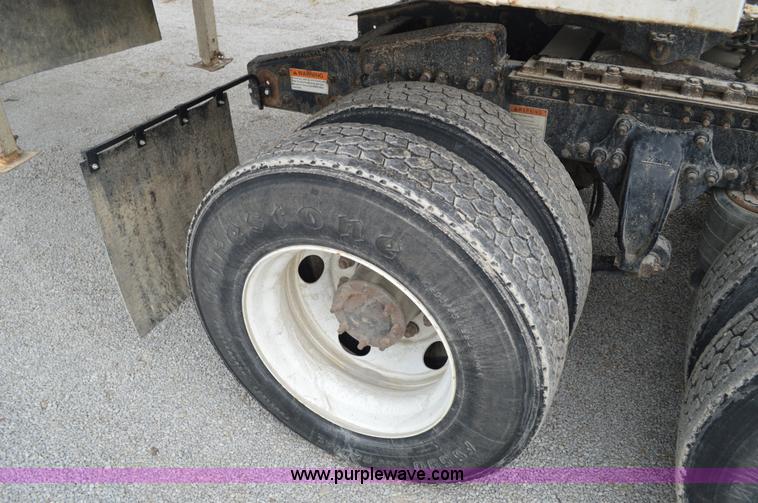 image for item AX9422 2007 Freightliner Columbia semi truck