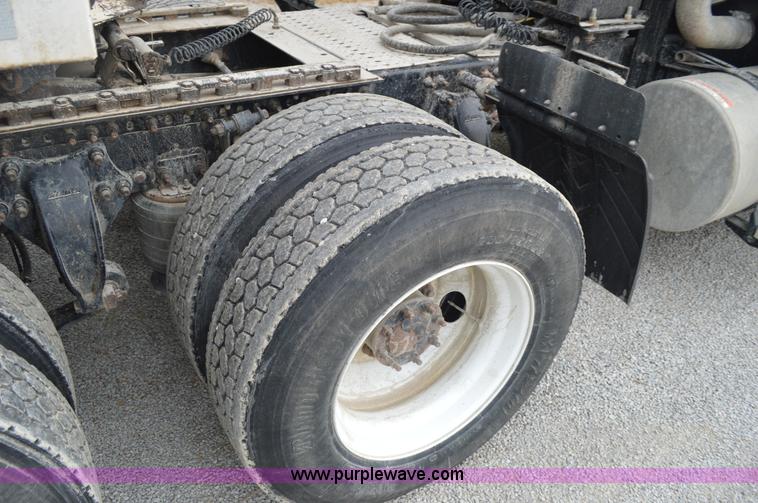 image for item AX9422 2007 Freightliner Columbia semi truck