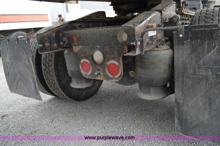 image for item AX9422 2007 Freightliner Columbia semi truck