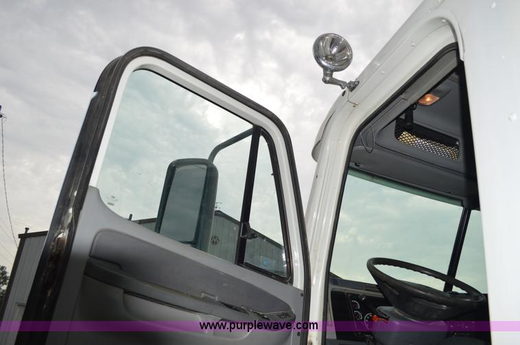 image for item AX9422 2007 Freightliner Columbia semi truck