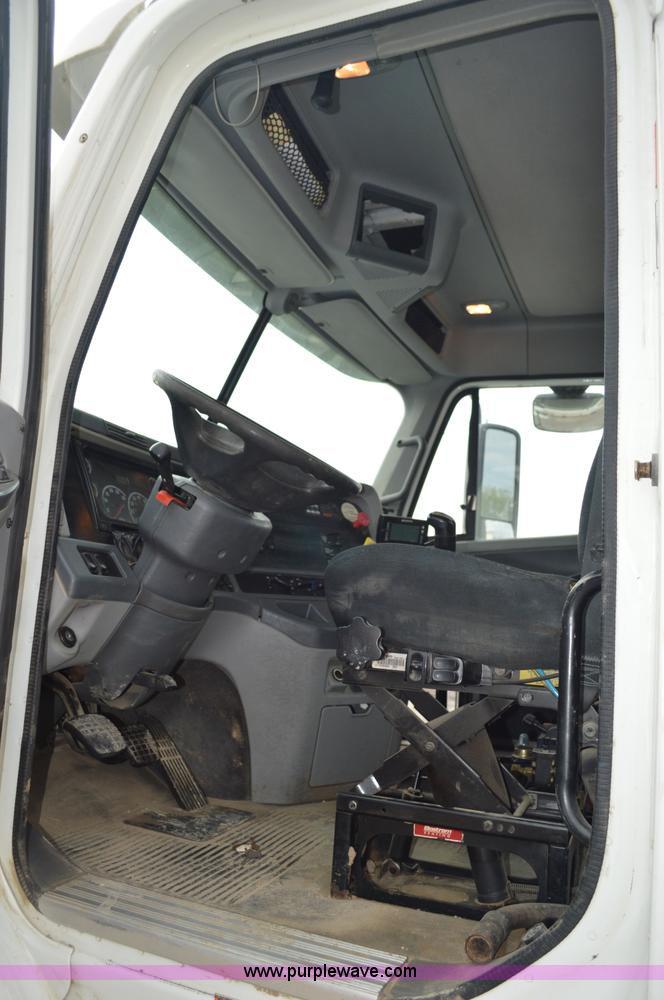 image for item AX9422 2007 Freightliner Columbia semi truck