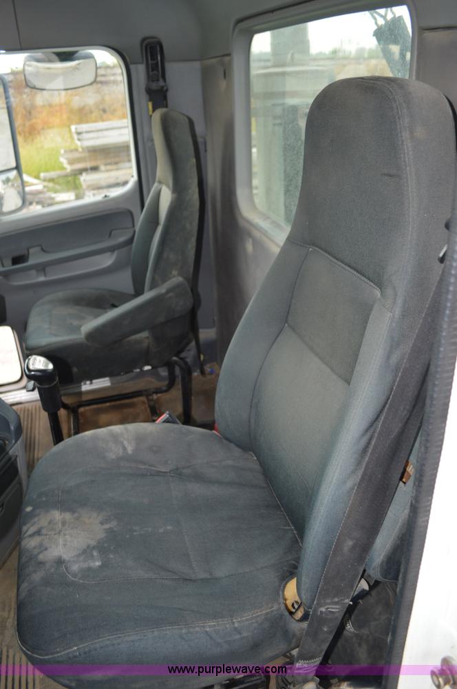 image for item AX9422 2007 Freightliner Columbia semi truck