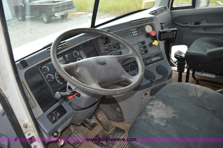 image for item AX9422 2007 Freightliner Columbia semi truck