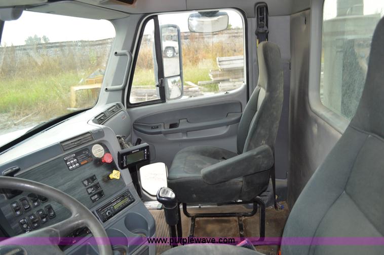 image for item AX9422 2007 Freightliner Columbia semi truck