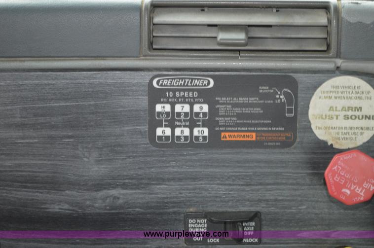 image for item AX9422 2007 Freightliner Columbia semi truck