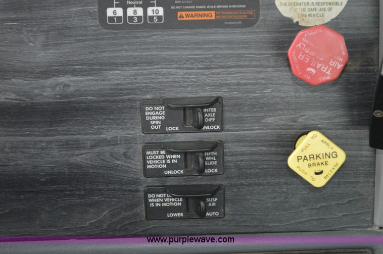 image for item AX9422 2007 Freightliner Columbia semi truck