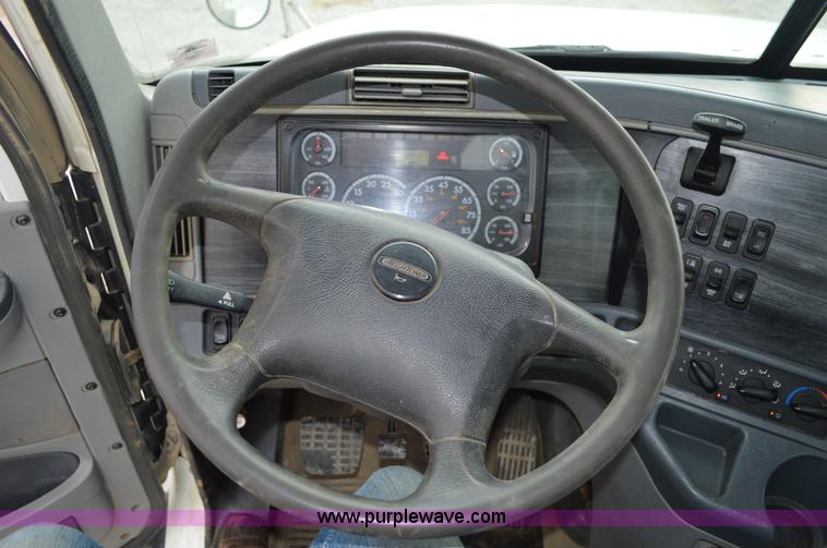 image for item AX9422 2007 Freightliner Columbia semi truck