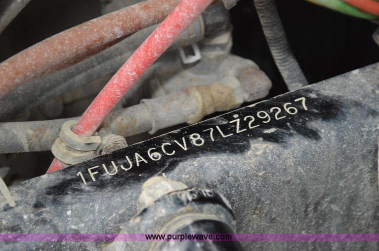 image for item AX9422 2007 Freightliner Columbia semi truck