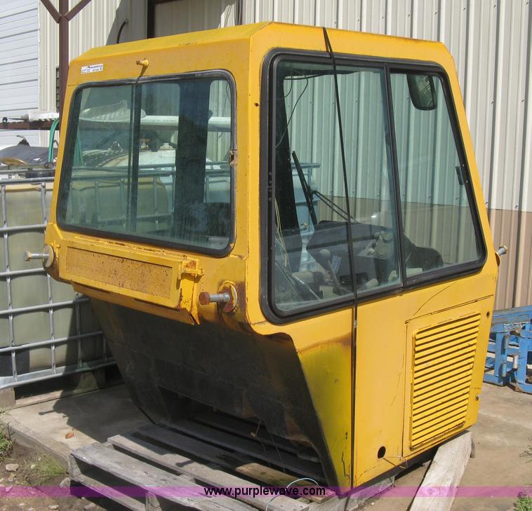 image for item BR9500 John Deere 750 dozer enclosed cab