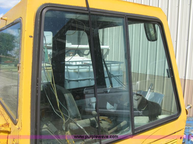 image for item BR9500 John Deere 750 dozer enclosed cab