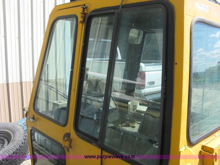 image for item BR9500 John Deere 750 dozer enclosed cab