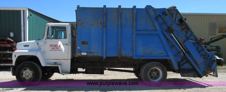 image for item D2434 1989 Ford LN8000 refuse truck