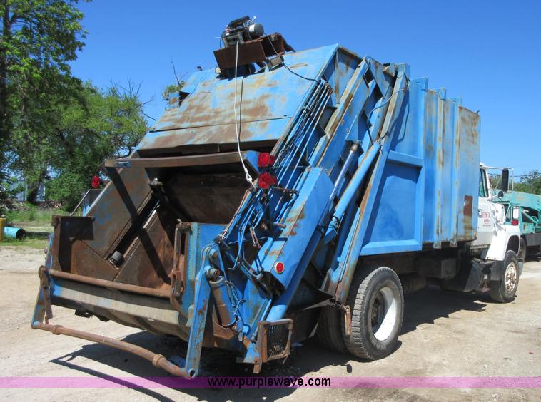 image for item D2434 1989 Ford LN8000 refuse truck