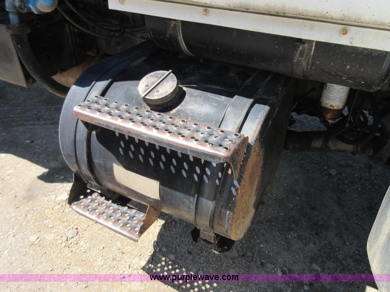 image for item D2434 1989 Ford LN8000 refuse truck