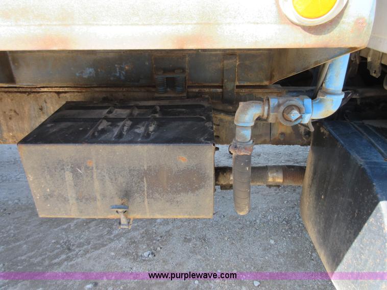 image for item D2434 1989 Ford LN8000 refuse truck