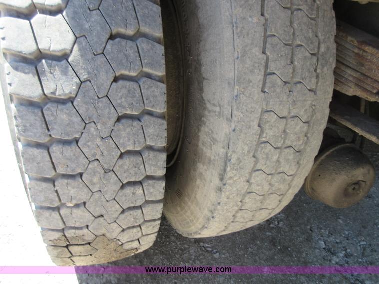 image for item D2434 1989 Ford LN8000 refuse truck