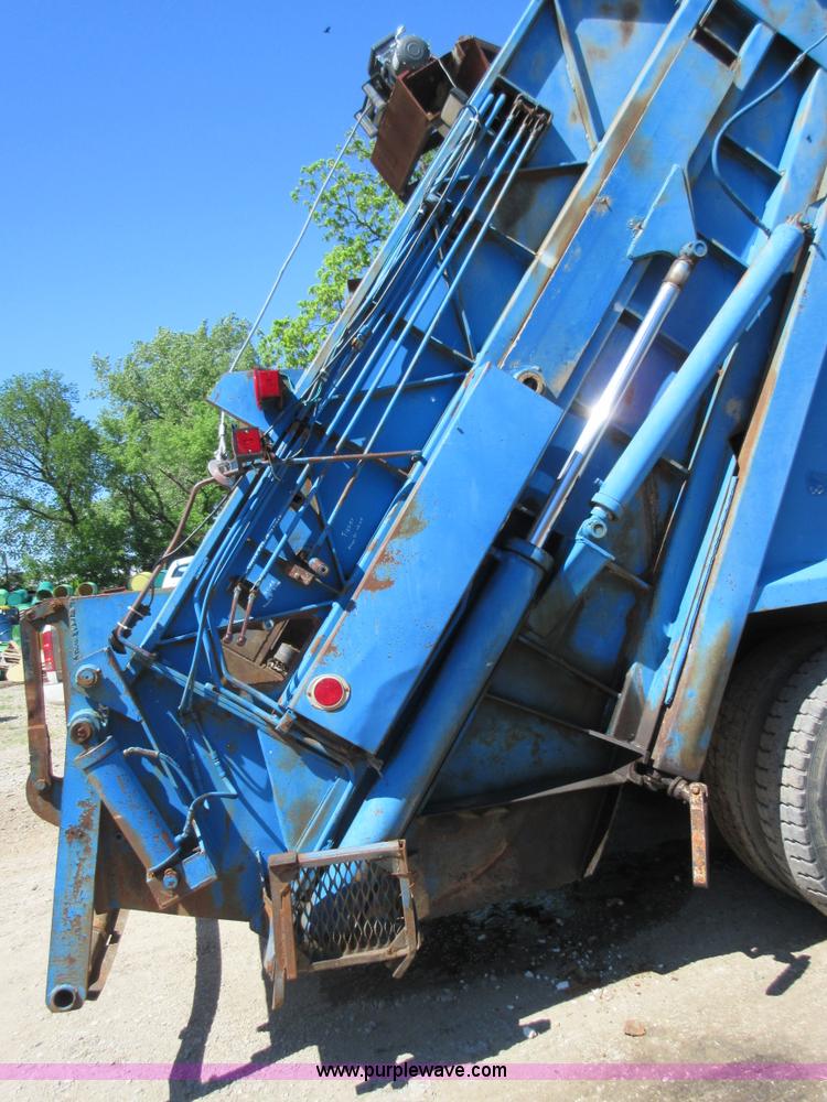 image for item D2434 1989 Ford LN8000 refuse truck