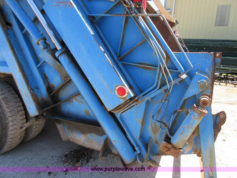 image for item D2434 1989 Ford LN8000 refuse truck
