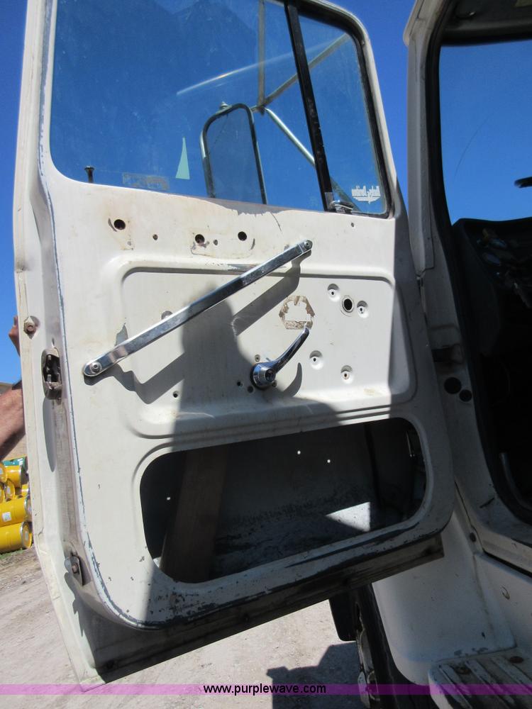 image for item D2434 1989 Ford LN8000 refuse truck