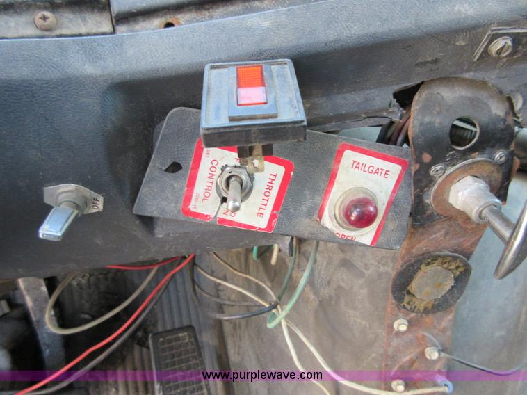 image for item D2434 1989 Ford LN8000 refuse truck