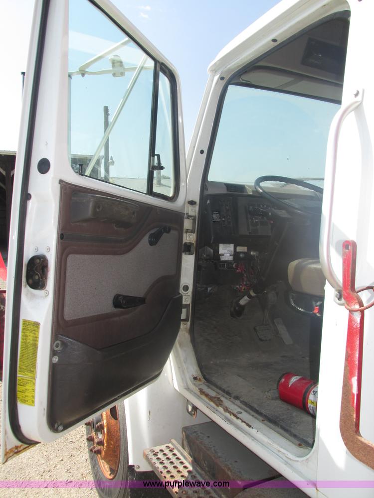 image for item H1181 2001 International 4700 dump truck