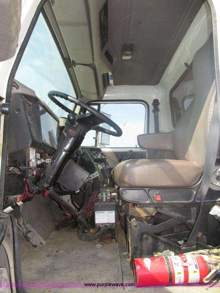 image for item H1181 2001 International 4700 dump truck