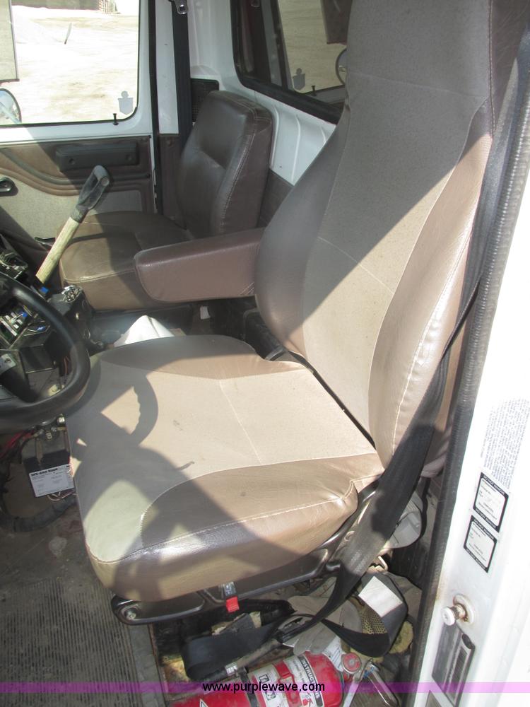 image for item H1181 2001 International 4700 dump truck