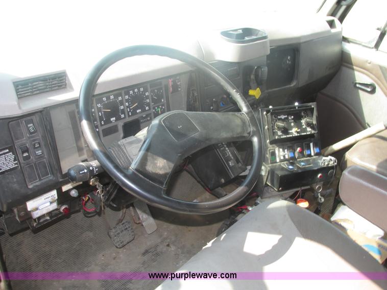 image for item H1181 2001 International 4700 dump truck