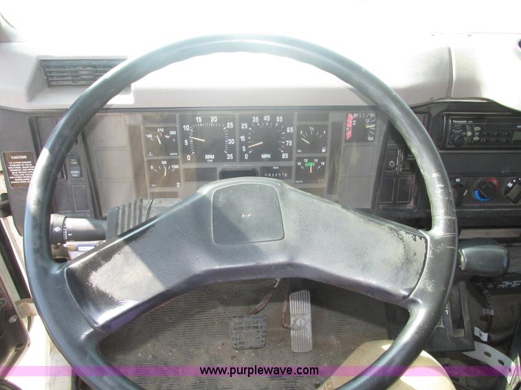 image for item H1181 2001 International 4700 dump truck